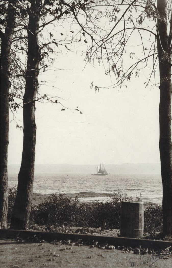 Le fleuve Saint-Laurent vu depuis Saint-Laurent-de-l'Ile-d'Orleans, vers 1920